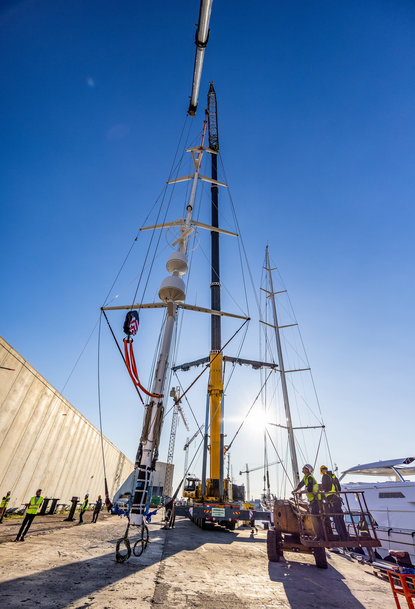 Two Grove cranes from Palumbo Heavy Lift team up for spectacular tandem lifts in Naples